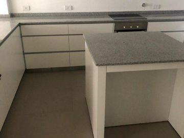 PISO EN PLAZA MITRE CON DOBLE COCHERA Y BAULERA