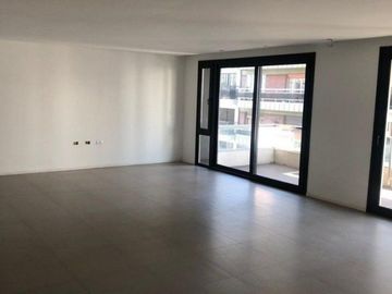 PISO EN PLAZA MITRE CON DOBLE COCHERA Y BAULERA