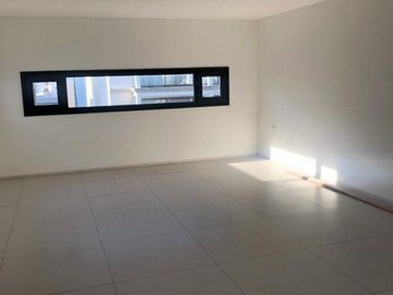 PISO EN PLAZA MITRE CON DOBLE COCHERA Y BAULERA