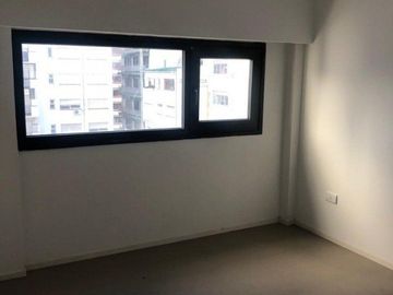 PISO EN PLAZA MITRE CON DOBLE COCHERA Y BAULERA