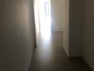 PISO EN PLAZA MITRE CON DOBLE COCHERA Y BAULERA