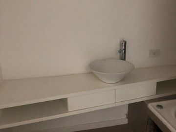 PISO EN PLAZA MITRE CON DOBLE COCHERA Y BAULERA