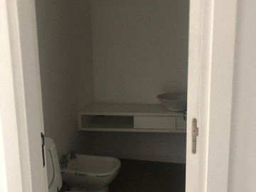 PISO EN PLAZA MITRE CON DOBLE COCHERA Y BAULERA