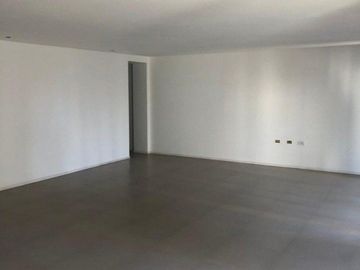 PISO EN PLAZA MITRE CON DOBLE COCHERA Y BAULERA