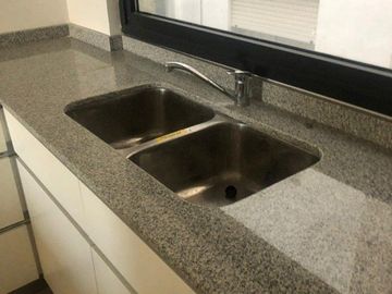PISO EN PLAZA MITRE CON DOBLE COCHERA Y BAULERA