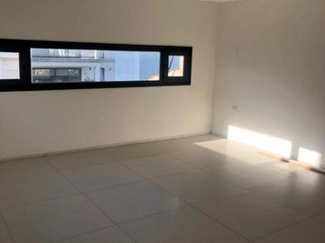 PISO EN PLAZA MITRE CON DOBLE COCHERA Y BAULERA