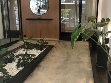 PISO EN PLAZA MITRE CON DOBLE COCHERA Y BAULERA