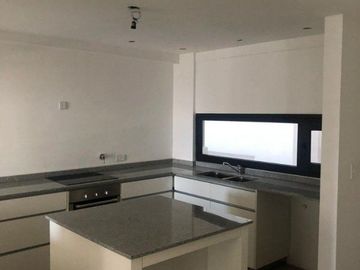PISO EN PLAZA MITRE CON DOBLE COCHERA Y BAULERA