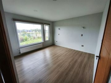 Casa en arriendo de 4 dorm. en Puerto Varas Cond las Bahías.