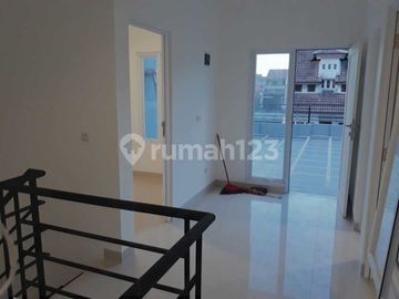 Jual Cepat ....Rumah Baru...100% Brand New.....3 Lantai ....Deket Bulevar Raya di Janur Kuning Kelapa Gading