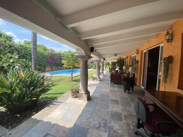 A una cuadra de Plaza Cuernavaca