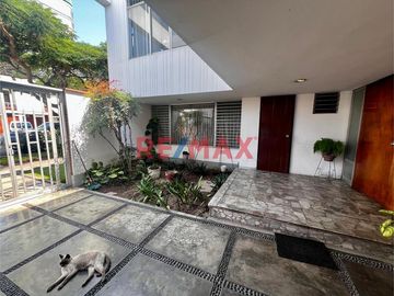 Ministerios y Entidades Gubernamentales:
•	Ministerio de Vivienda, Construcción y Saneamiento: 🏛️📍 Ubicado en la Calle Manuel Gonzales Olaechea 459,
