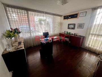Ministerios y Entidades Gubernamentales:
•	Ministerio de Vivienda, Construcción y Saneamiento: 🏛️📍 Ubicado en la Calle Manuel Gonzales Olaechea 459,