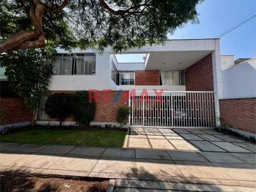 Ministerios y Entidades Gubernamentales:
•	Ministerio de Vivienda, Construcción y Saneamiento: 🏛️📍 Ubicado en la Calle Manuel Gonzales Olaechea 459,