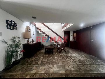 Ministerios y Entidades Gubernamentales:
•	Ministerio de Vivienda, Construcción y Saneamiento: 🏛️📍 Ubicado en la Calle Manuel Gonzales Olaechea 459,