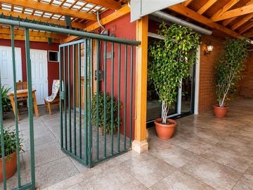 Casa en venta de 5 dorm. en La Florida posibilidad comercial