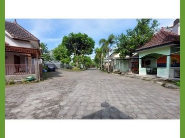 Pekarangan dalam Perumahan Condong Catur Jogja; 128m, SHM
