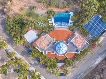 Villa con alberca privada vista al mar y la montaña, panel solar, venta Huatulco