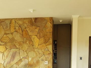 HERMOSO CHALET EN BARRIO CERRADO LOMAS DEL REY. 3 DORMITORIOS + 2 DEPTOS - PARQUE -PSICINA