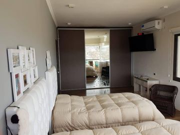 HERMOSO CHALET EN BARRIO CERRADO LOMAS DEL REY. 3 DORMITORIOS + 2 DEPTOS - PARQUE -PSICINA