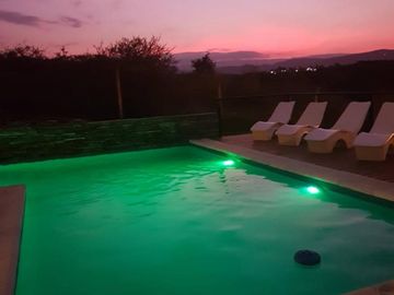 HERMOSO CHALET EN BARRIO CERRADO LOMAS DEL REY. 3 DORMITORIOS + 2 DEPTOS - PARQUE -PSICINA