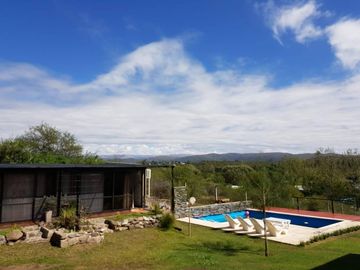 HERMOSO CHALET EN BARRIO CERRADO LOMAS DEL REY. 3 DORMITORIOS + 2 DEPTOS - PARQUE -PSICINA