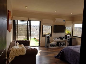HERMOSO CHALET EN BARRIO CERRADO LOMAS DEL REY. 3 DORMITORIOS + 2 DEPTOS - PARQUE -PSICINA