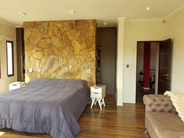 HERMOSO CHALET EN BARRIO CERRADO LOMAS DEL REY. 3 DORMITORIOS + 2 DEPTOS - PARQUE -PSICINA