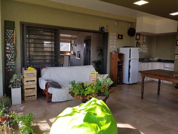 HERMOSO CHALET EN BARRIO CERRADO LOMAS DEL REY. 3 DORMITORIOS + 2 DEPTOS - PARQUE -PSICINA