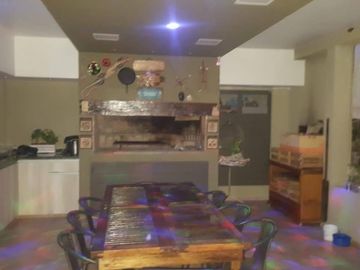 HERMOSO CHALET EN BARRIO CERRADO LOMAS DEL REY. 3 DORMITORIOS + 2 DEPTOS - PARQUE -PSICINA