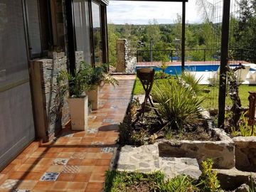 HERMOSO CHALET EN BARRIO CERRADO LOMAS DEL REY. 3 DORMITORIOS + 2 DEPTOS - PARQUE -PSICINA