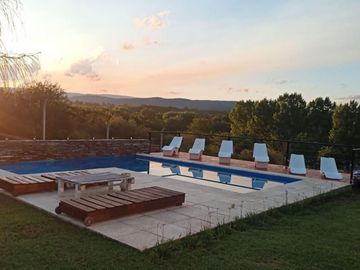 HERMOSO CHALET EN BARRIO CERRADO LOMAS DEL REY. 3 DORMITORIOS + 2 DEPTOS - PARQUE -PSICINA