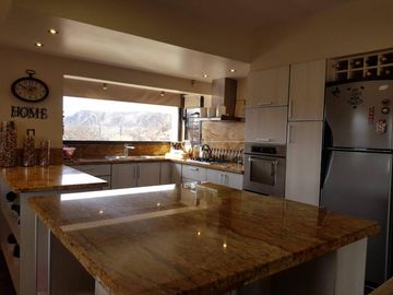 HERMOSO CHALET EN BARRIO CERRADO LOMAS DEL REY. 3 DORMITORIOS + 2 DEPTOS - PARQUE -PSICINA