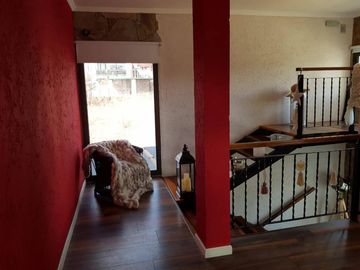 HERMOSO CHALET EN BARRIO CERRADO LOMAS DEL REY. 3 DORMITORIOS + 2 DEPTOS - PARQUE -PSICINA