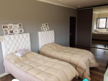 HERMOSO CHALET EN BARRIO CERRADO LOMAS DEL REY. 3 DORMITORIOS + 2 DEPTOS - PARQUE -PSICINA