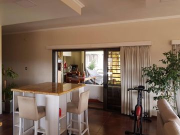HERMOSO CHALET EN BARRIO CERRADO LOMAS DEL REY. 3 DORMITORIOS + 2 DEPTOS - PARQUE -PSICINA