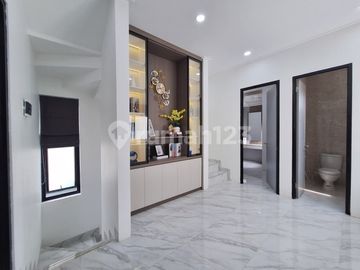 Rumah Modern Premium Full Furnished Lengkap Halaman Belakang di Cirendeu