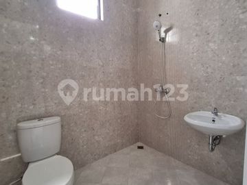 Rumah Modern Premium Full Furnished Lengkap Halaman Belakang di Cirendeu