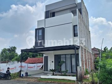 Rumah Modern Premium Full Furnished Lengkap Halaman Belakang di Cirendeu