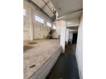 VENTA DE GRAN ESTABLECIMIENTO EN 3 PLANTAS MAS OFICINAS SEPARADAS DISTRITO INDUSTRIAL PESQUERO A METROS DEL ACCESO AL PUERTO