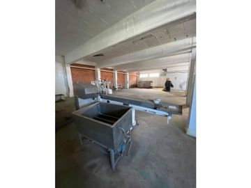 VENTA DE GRAN ESTABLECIMIENTO EN 3 PLANTAS MAS OFICINAS SEPARADAS DISTRITO INDUSTRIAL PESQUERO A METROS DEL ACCESO AL PUERTO