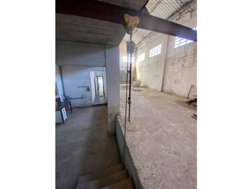 VENTA DE GRAN ESTABLECIMIENTO EN 3 PLANTAS MAS OFICINAS SEPARADAS DISTRITO INDUSTRIAL PESQUERO A METROS DEL ACCESO AL PUERTO