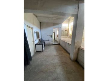 VENTA DE GRAN ESTABLECIMIENTO EN 3 PLANTAS MAS OFICINAS SEPARADAS DISTRITO INDUSTRIAL PESQUERO A METROS DEL ACCESO AL PUERTO
