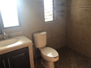 VENTA EXCELENTE PROPIEDAD, 2 en 1,  ESTILO COLONIAL MODERNO,  Casa Sola, con Departamento independiente, buena ubicación, Bques. de Cuernavaca .
