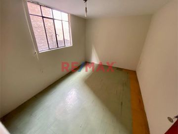 Vive en éste Exclusivo Departamento de 137.50m2 en 2do piso frente al Parque La Amistad.

Ubicado en Jirón Las Caléndulas cuadra 5 de Urbanización L