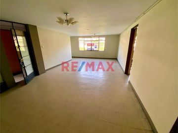 Vive en éste Exclusivo Departamento de 137.50m2 en 2do piso frente al Parque La Amistad.

Ubicado en Jirón Las Caléndulas cuadra 5 de Urbanización L