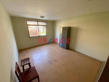 Vive en éste Exclusivo Departamento de 137.50m2 en 2do piso frente al Parque La Amistad.

Ubicado en Jirón Las Caléndulas cuadra 5 de Urbanización L
