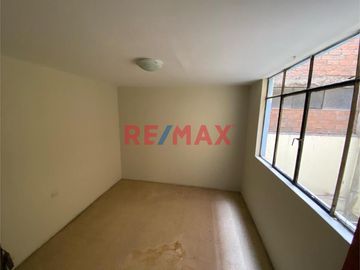 Vive en éste Exclusivo Departamento de 137.50m2 en 2do piso frente al Parque La Amistad.

Ubicado en Jirón Las Caléndulas cuadra 5 de Urbanización L
