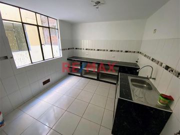Vive en éste Exclusivo Departamento de 137.50m2 en 2do piso frente al Parque La Amistad.

Ubicado en Jirón Las Caléndulas cuadra 5 de Urbanización L