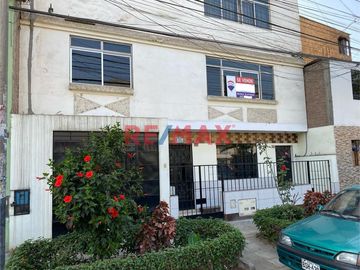 Vive en éste Exclusivo Departamento de 137.50m2 en 2do piso frente al Parque La Amistad.

Ubicado en Jirón Las Caléndulas cuadra 5 de Urbanización L